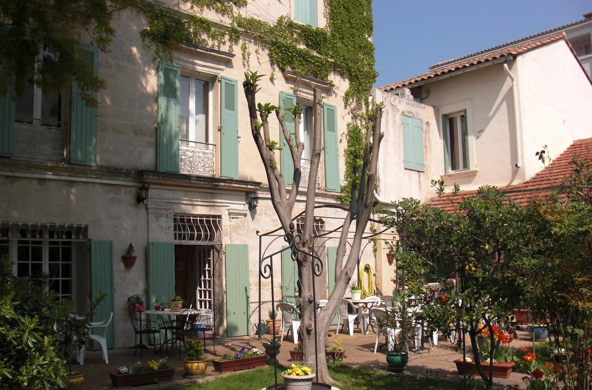 Au Saint Roch - Hotel Et Jardin Avignon Exterior photo