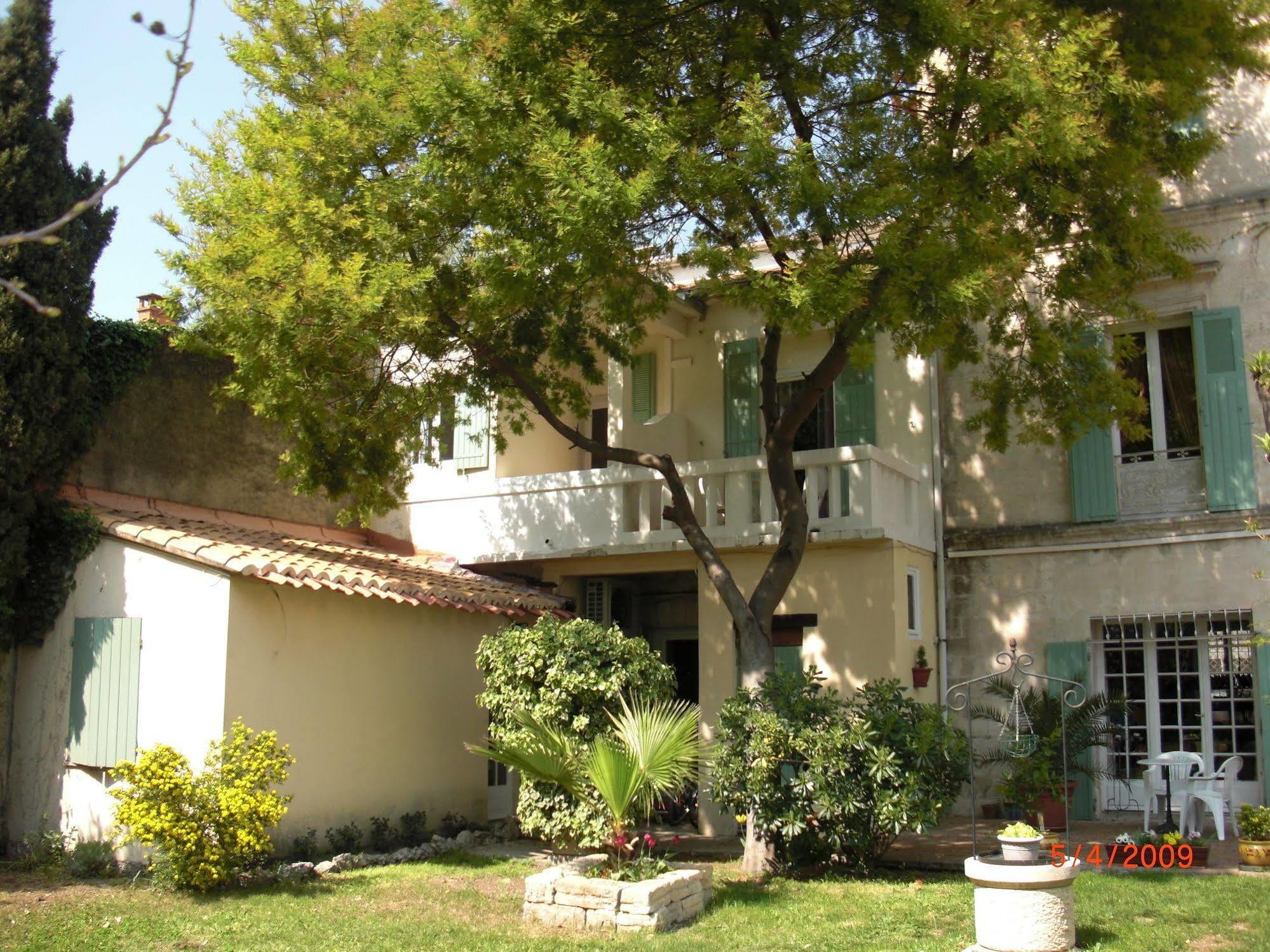 Au Saint Roch - Hotel Et Jardin Avignon Exterior photo