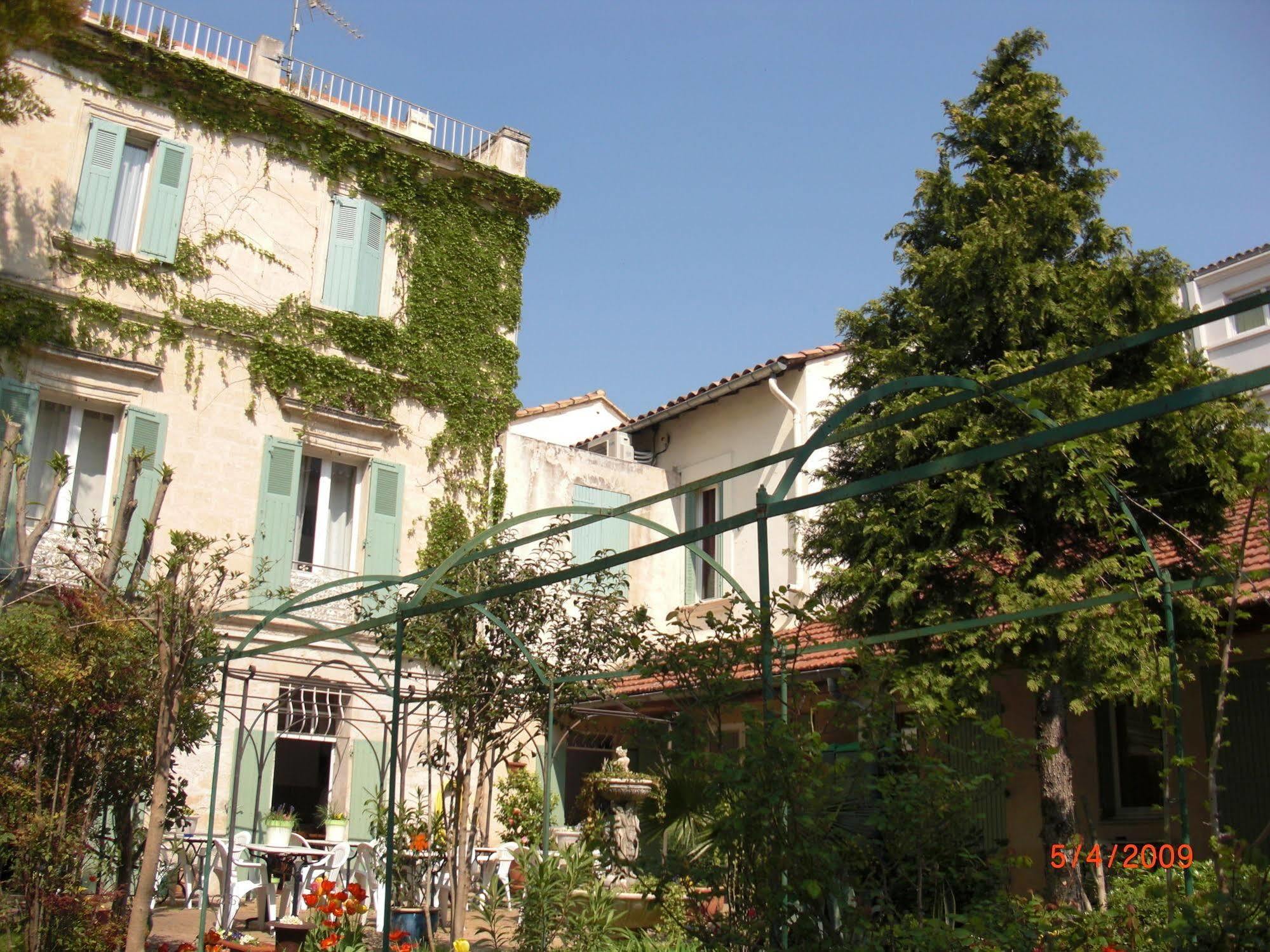 Au Saint Roch - Hotel Et Jardin Avignon Exterior photo